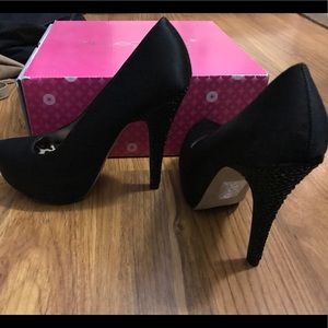 Shoedazzle black heels